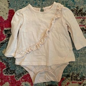 Gap ruffle bodysuit 6/12 months